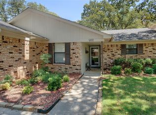 900 Red Oak St, Azle, TX 76020