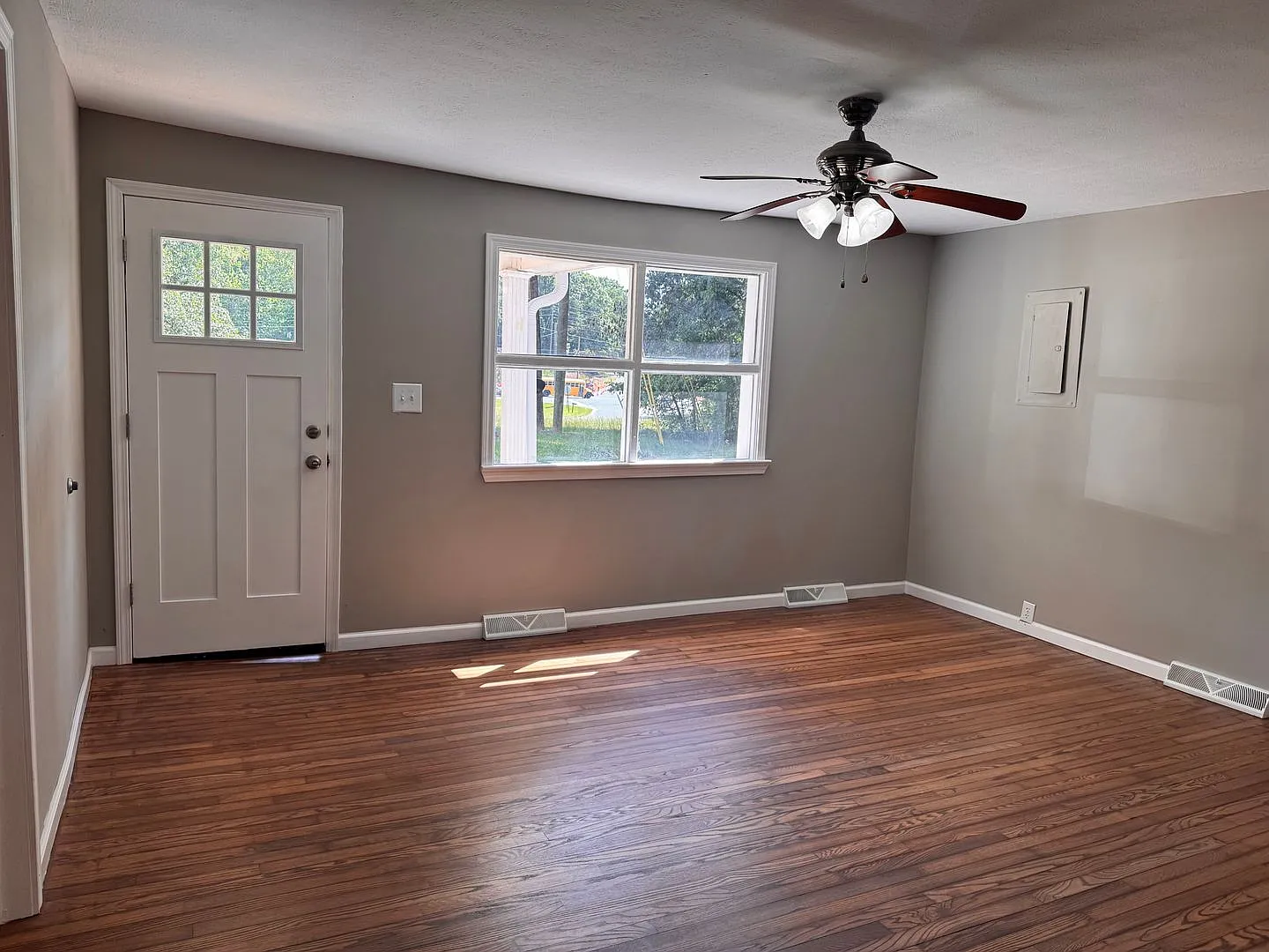 2 Bed, 1 Bath Home! — Photo 2