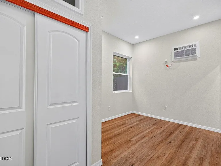 205 N Wild Olive Ave #UPSTAIRS — Photo 6