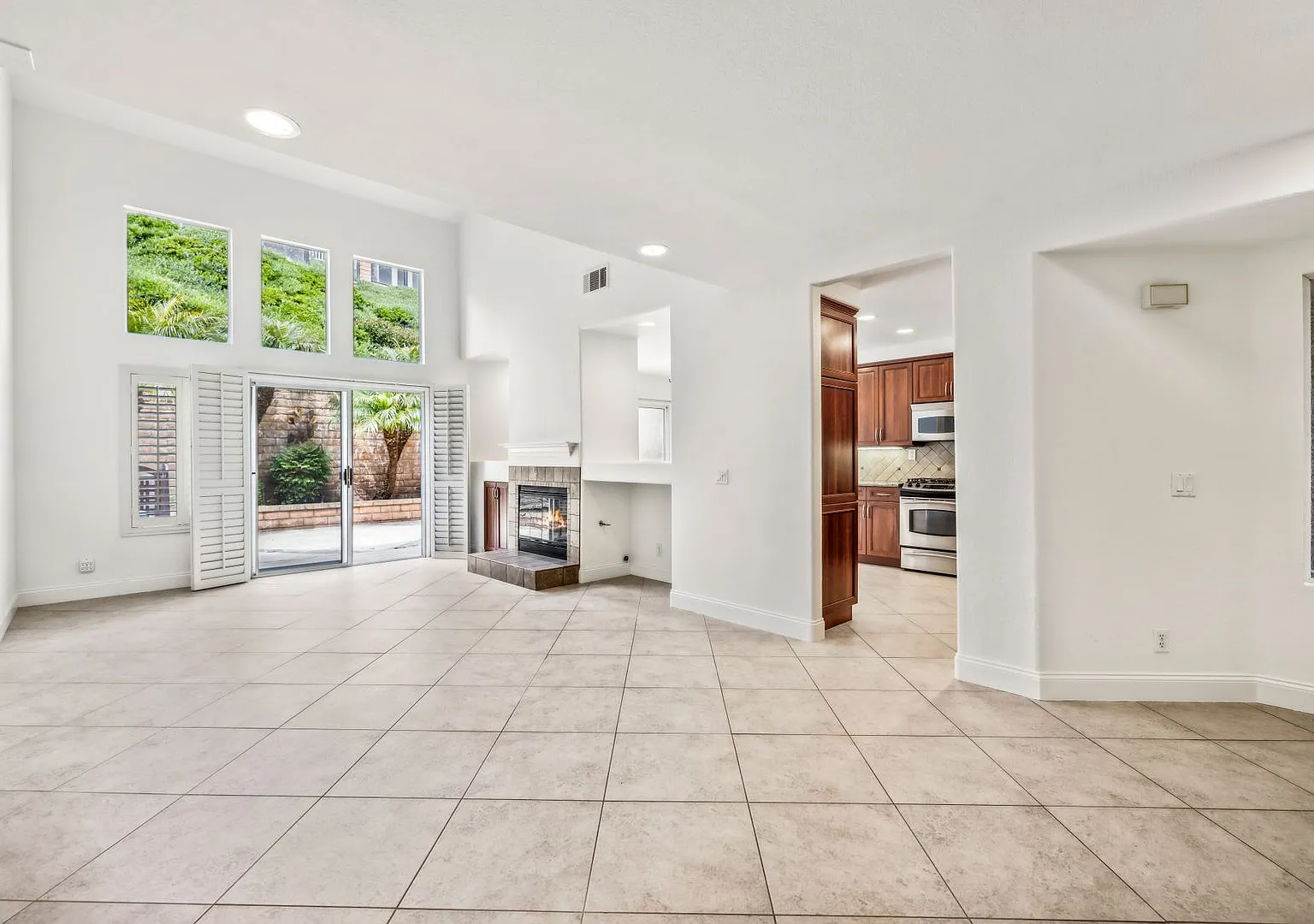 Upgraded Throughout Laguna Niguel Townhome! — Photo 4