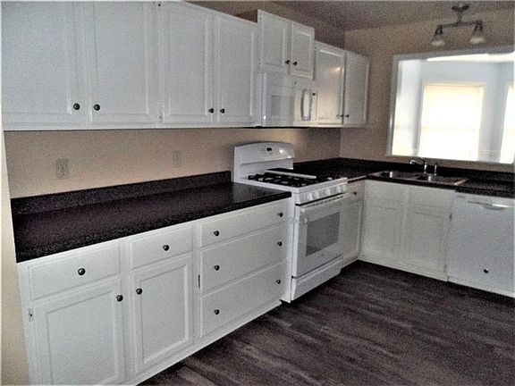 4th image of 902 Essex Dr