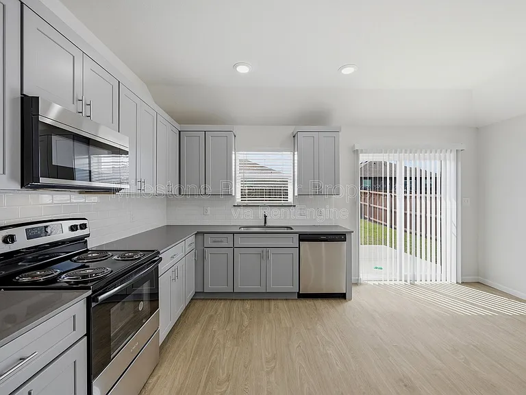1819 Boxwood Dr — Photo 11