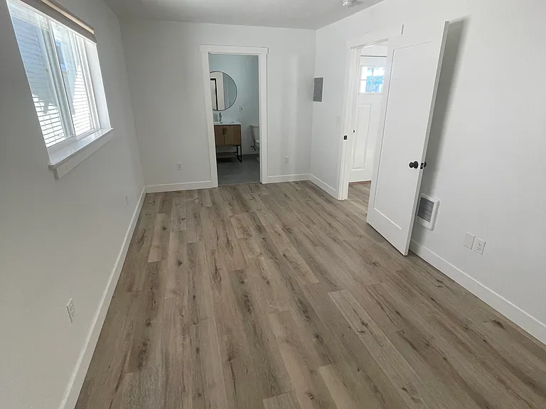 1066 Robinson Ave #2R — Photo 5
