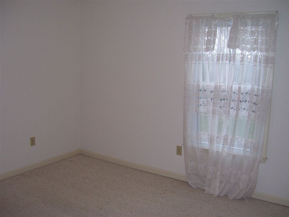 2nd image of 117 Deer Run Ln