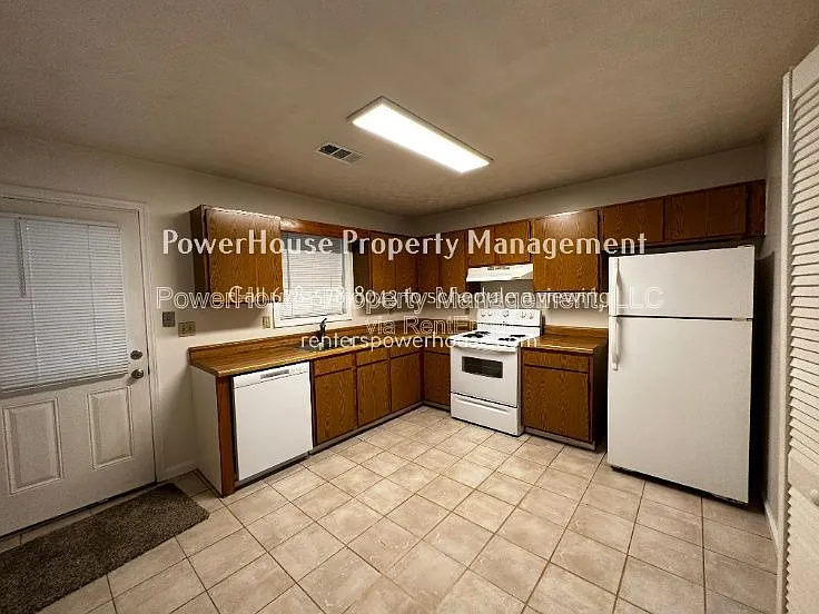 504 Oakwood Ct — Photo 9