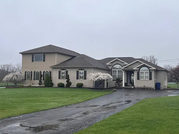 5204 Baer Rd, Sanborn, NY 14132