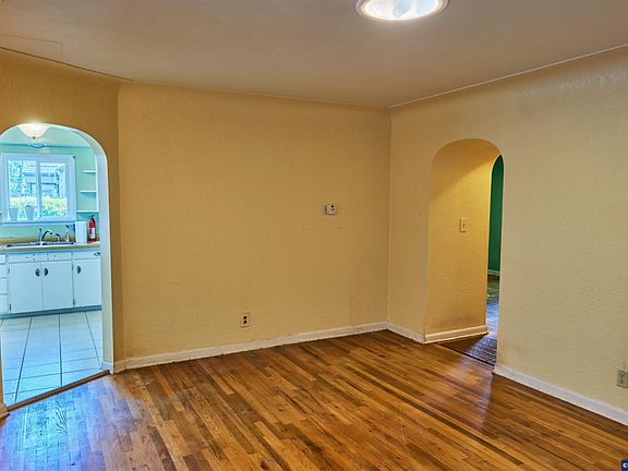 5th image of 4649 Harcourt Ave NE