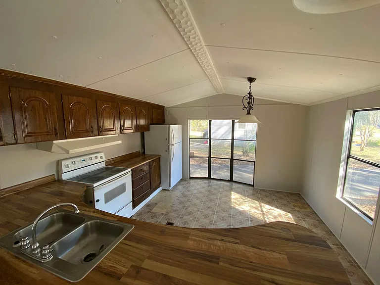 304 Holly Hill Rd — Photo 3