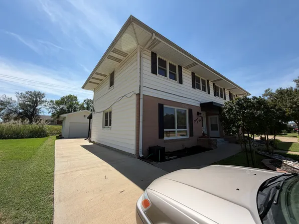 1302 Wilbre Rd, Salina, KS 67401