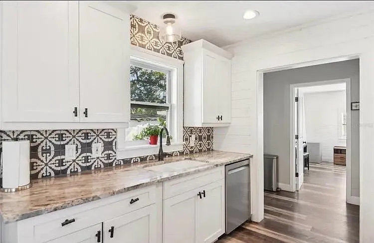 4220 SW 13th St — Photo 3