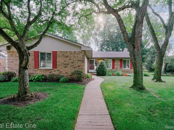 5552 Larkins Dr, Troy, MI 48085