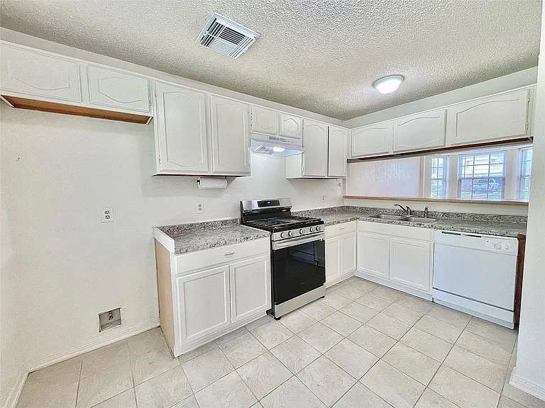 10910 Olivewood Dr — Photo 5
