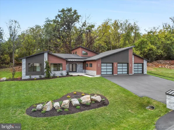 1868 Carrera Dr, Chambersburg, PA 17202