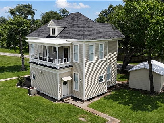 3rd image of 506 Young St