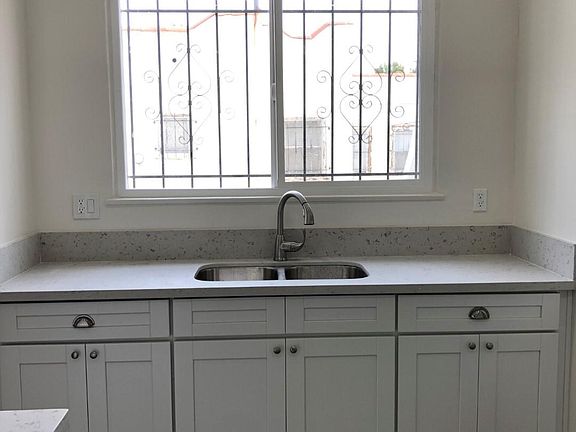 4th image of 844 N Orange Dr