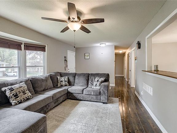 4th image of 802 N Arapaho St
