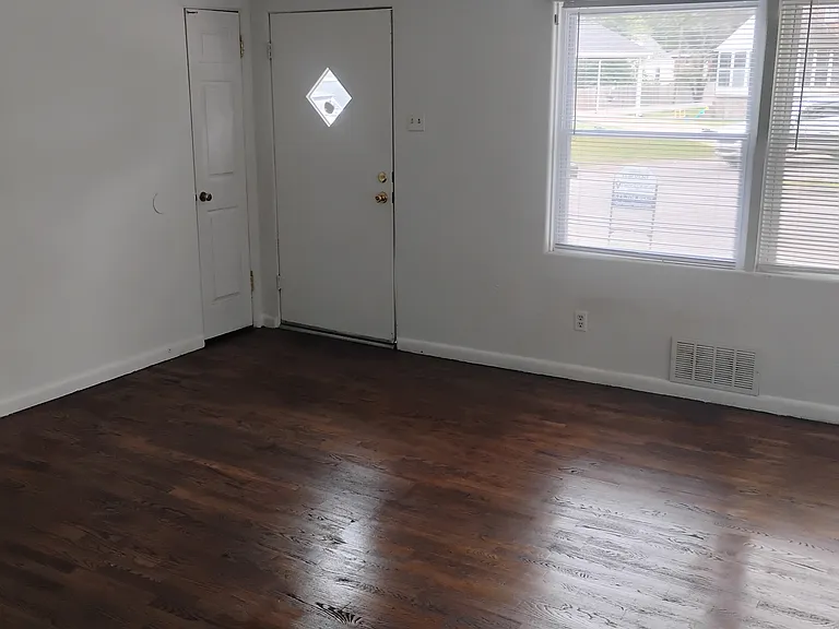 1523 Elfrink St — Photo 3