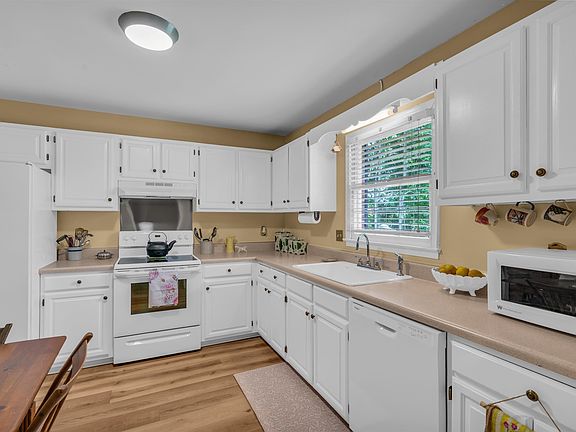 3rd image of 184 Buckstone Ln