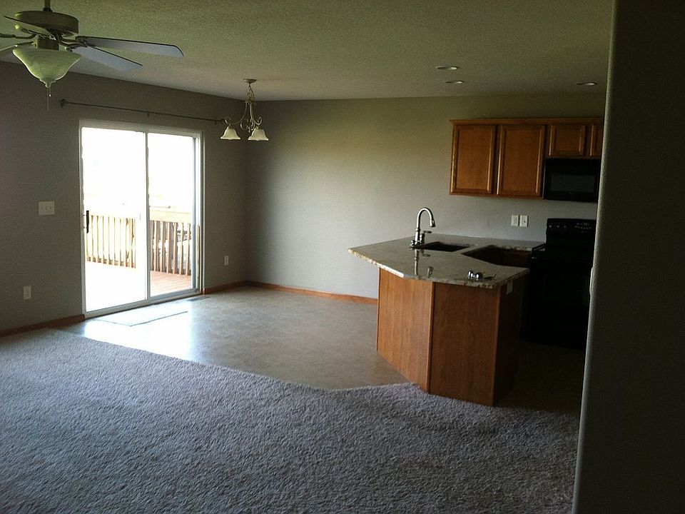 dining area/kitchen