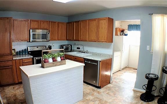 3rd image of 6111 Hood St