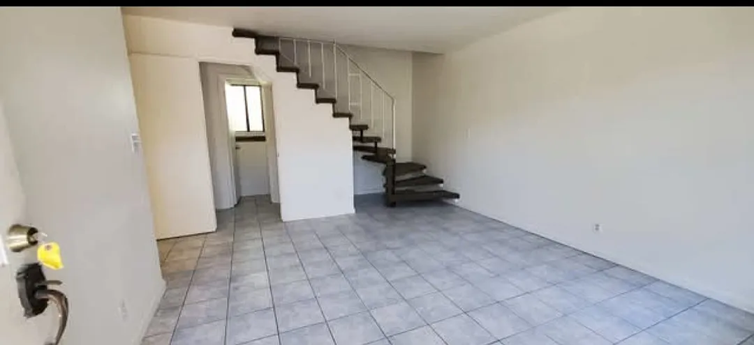 2 bed, 1.5 bath, 884 sqft, $1,450 — Photo 2