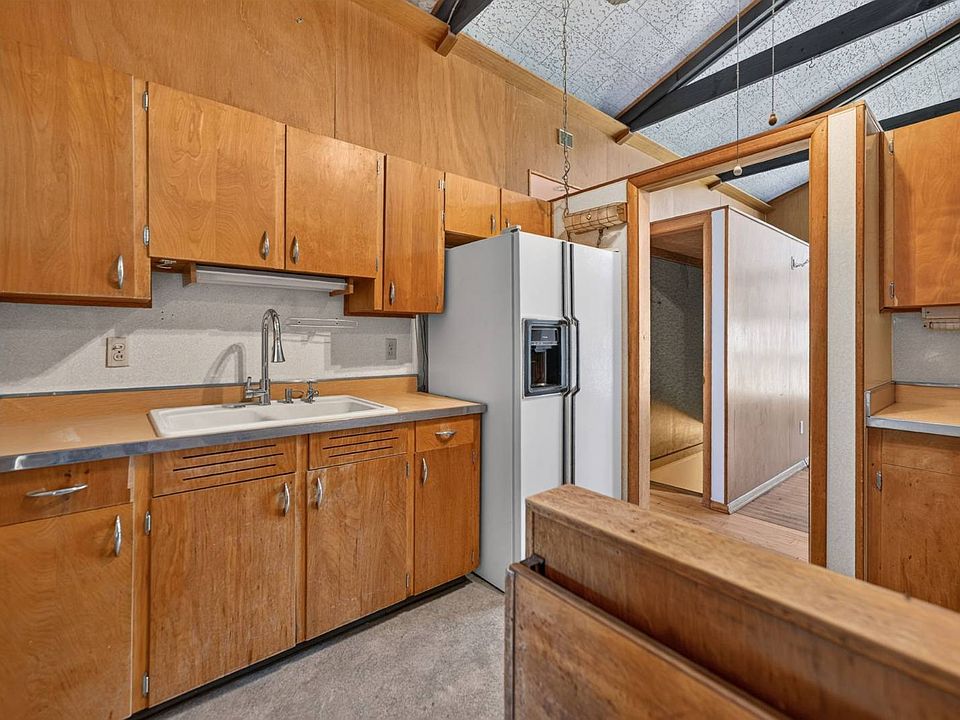 10th image of 207 South St