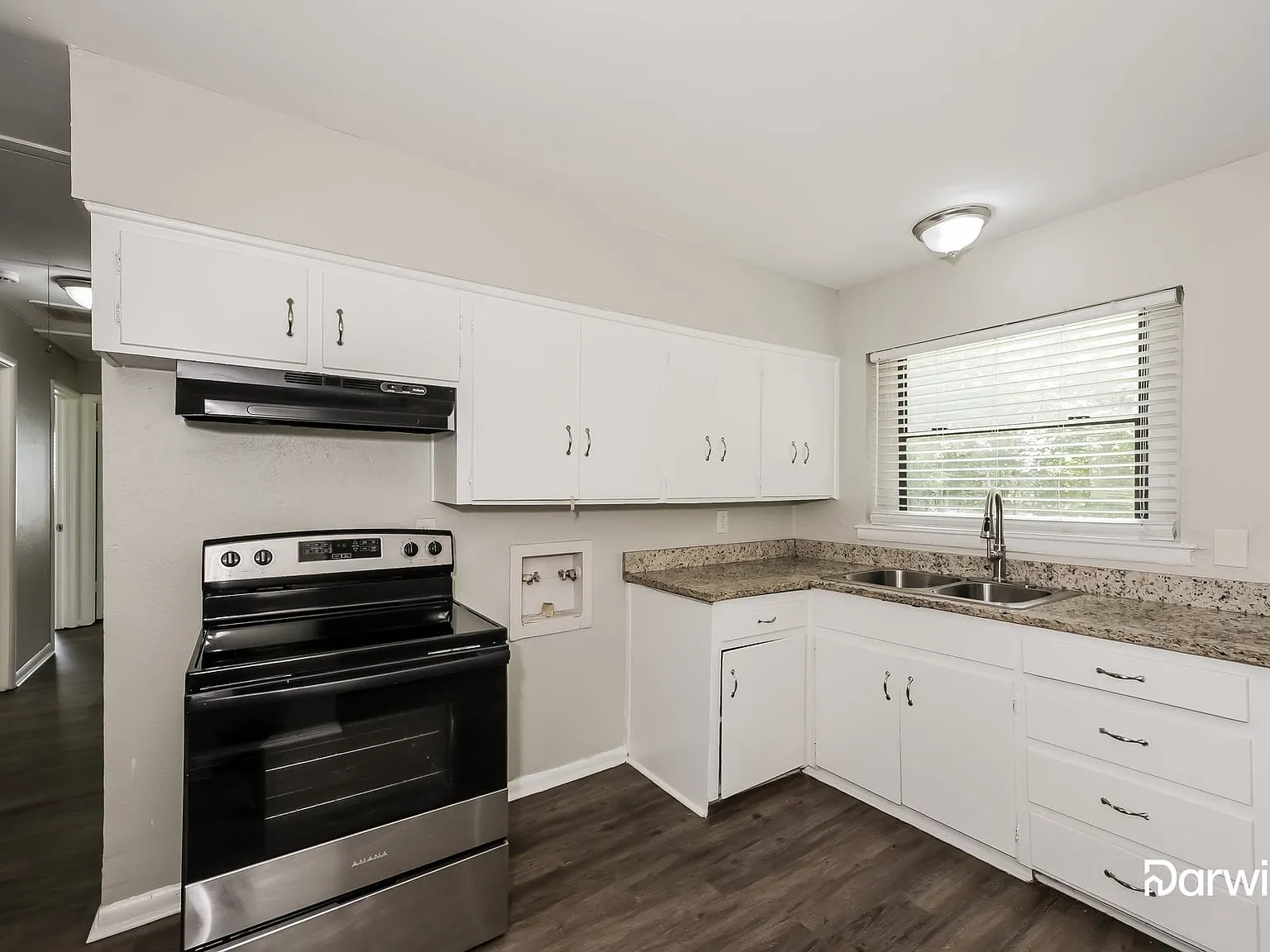 3 bed, 1.0 bath, 956 sqft, $1,570 — Photo 3