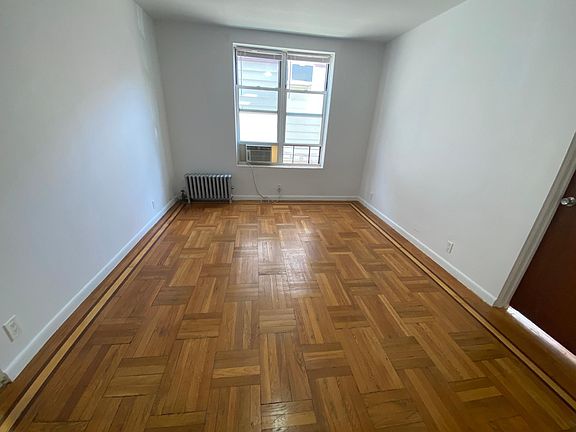 Kitchen w dining room