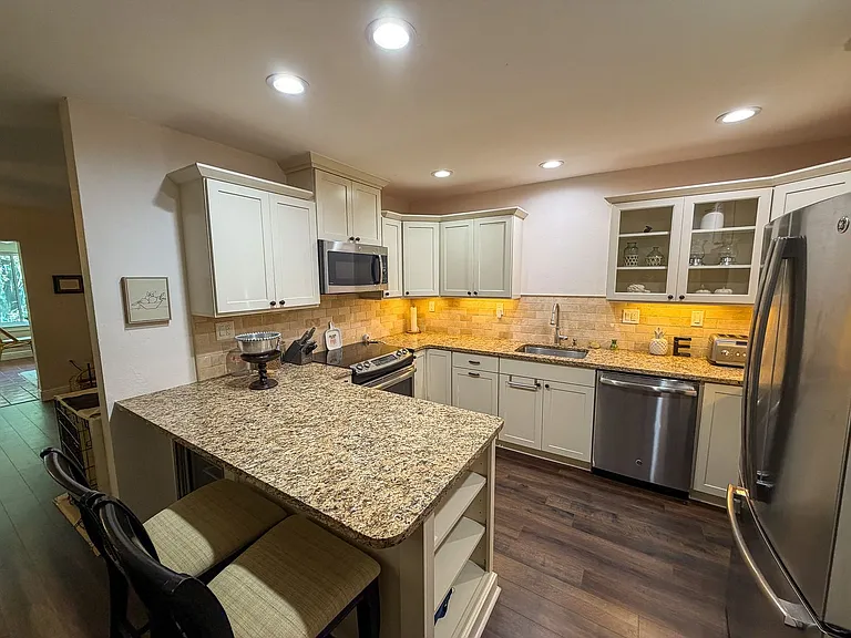2728 SW 14th Dr — Photo 4