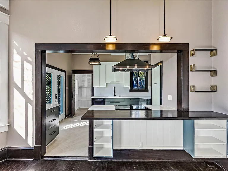 3902 Bernardo De Galvez #B — Photo 10