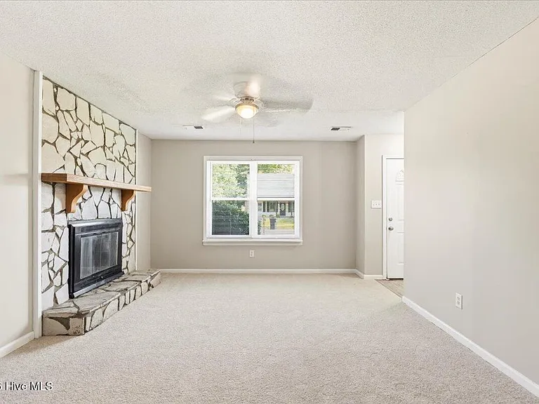 1910 Neptune Dr — Photo 5