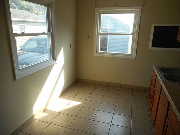 3rd image of 916 S Edison Ave