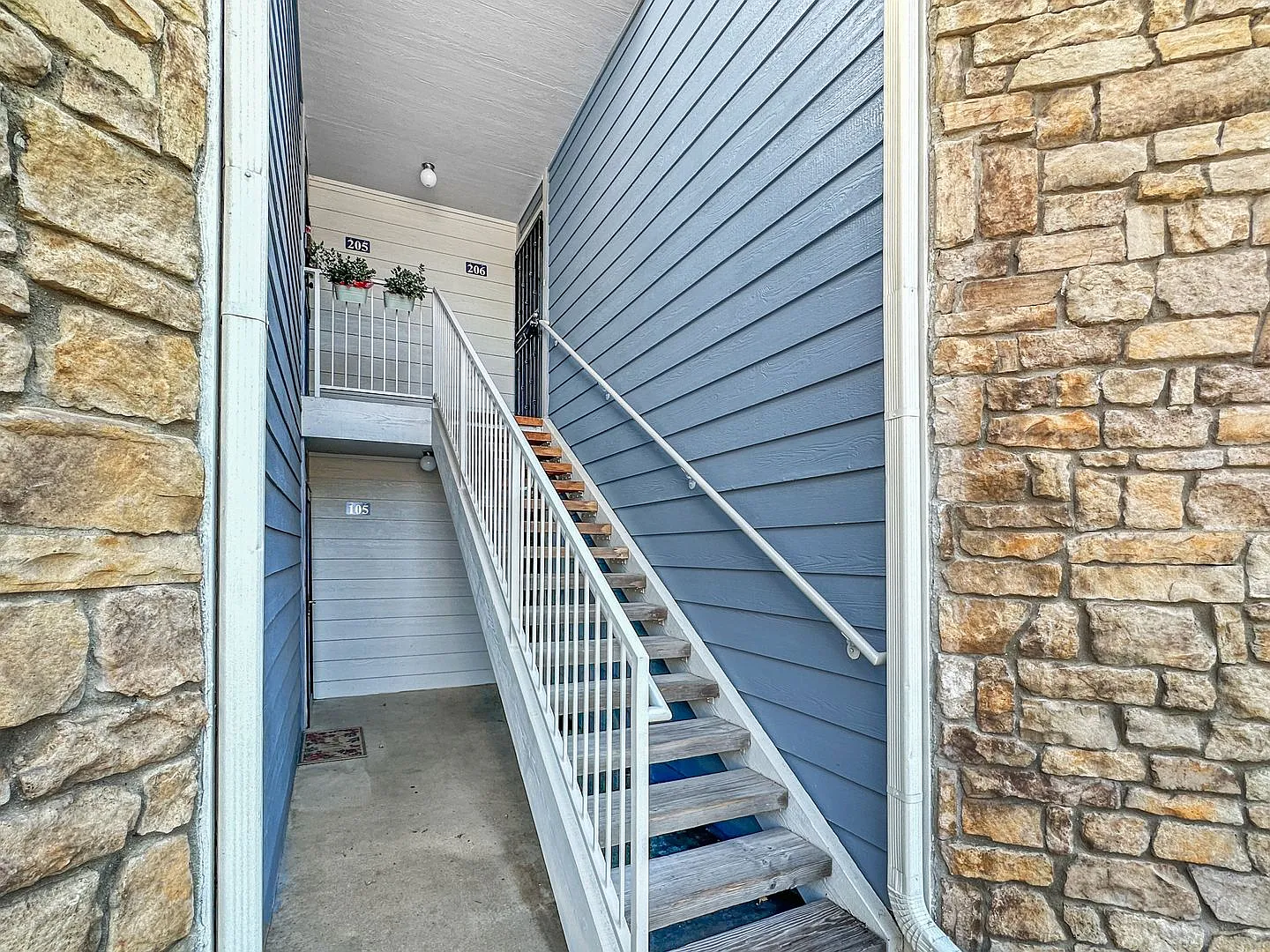 Charming 2-Bedroom Condo in Prime Location - Woodside Village — Photo 2