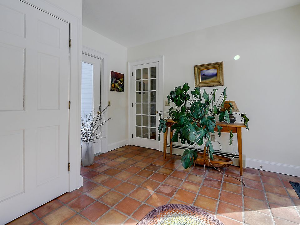 1st image of 6 Motteau Dr