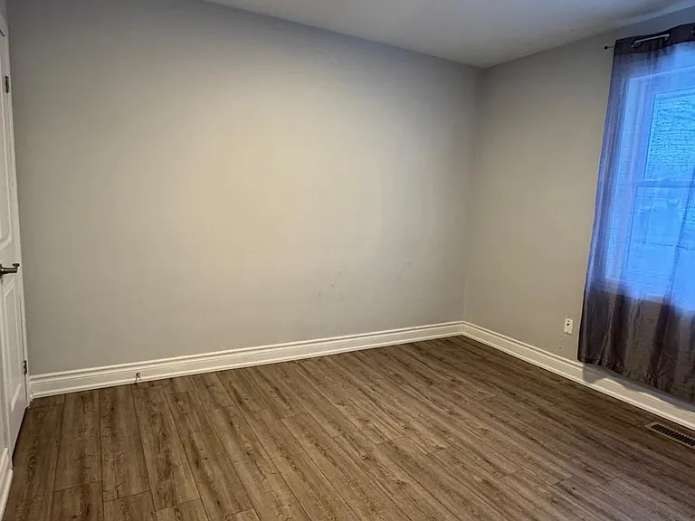 1467 Oxford St — Photo 10