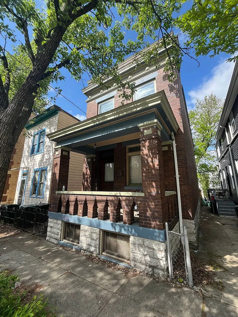 2215 Victor St. — Photo 1