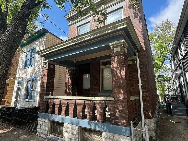 2215 Victor St — Photo 1