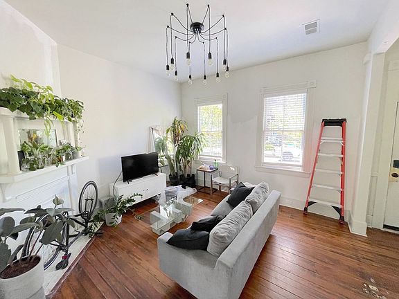3rd image of 606 E Henry St