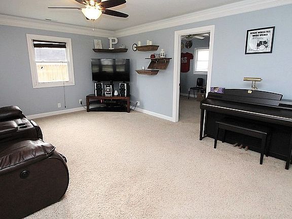 4th image of 2039 Eagle Dr