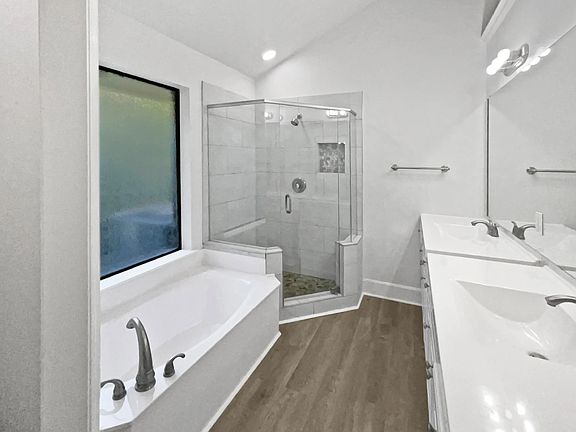 5th image of 3615 Queenswood Ln #8