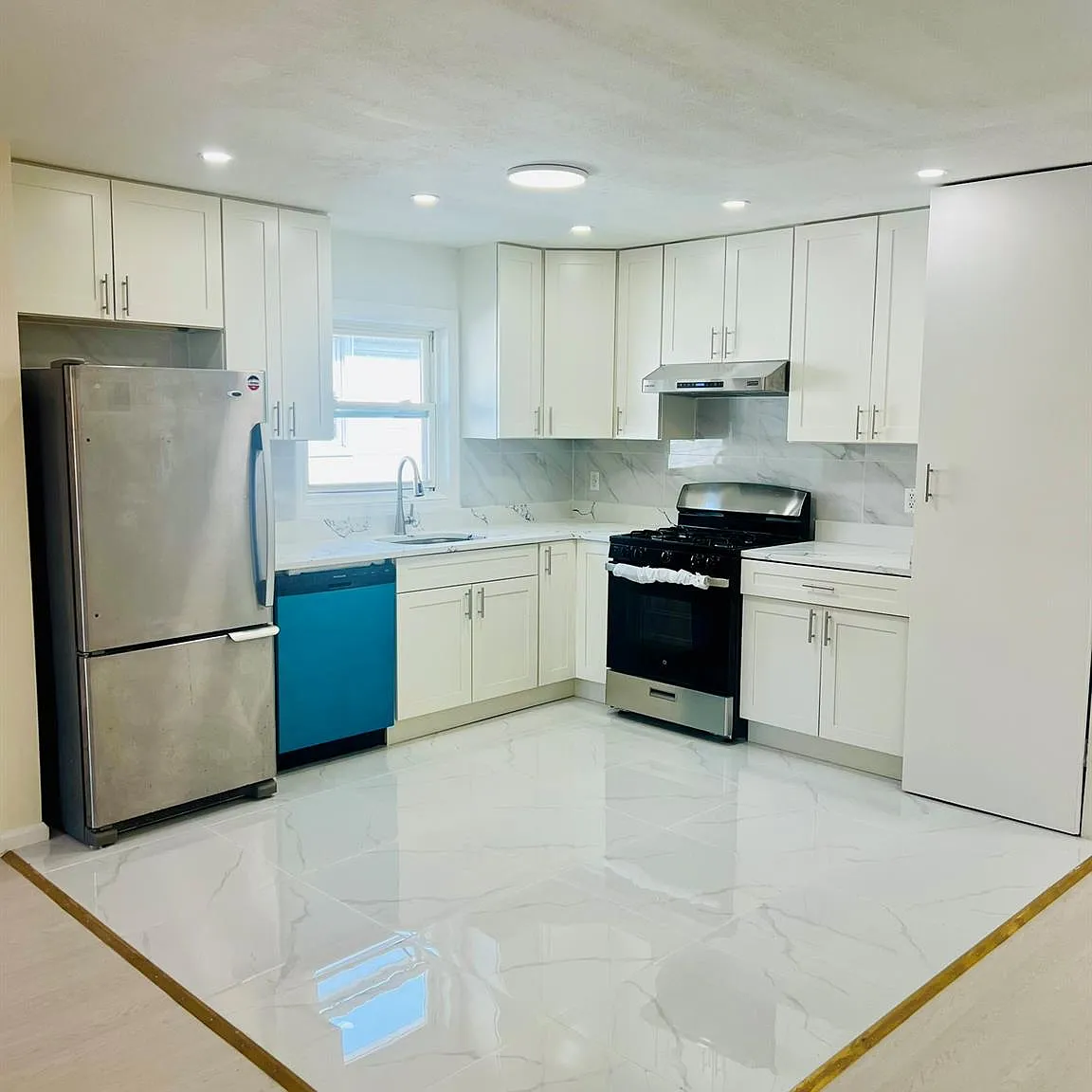 3 bed, 1.5 bath, 1150 sqft, $3,300 — Photo 1