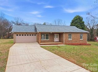 1118 Saint Michaels Dr SE, Conover, NC 28613