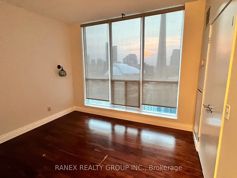 8 York St #2812 — Photo 17