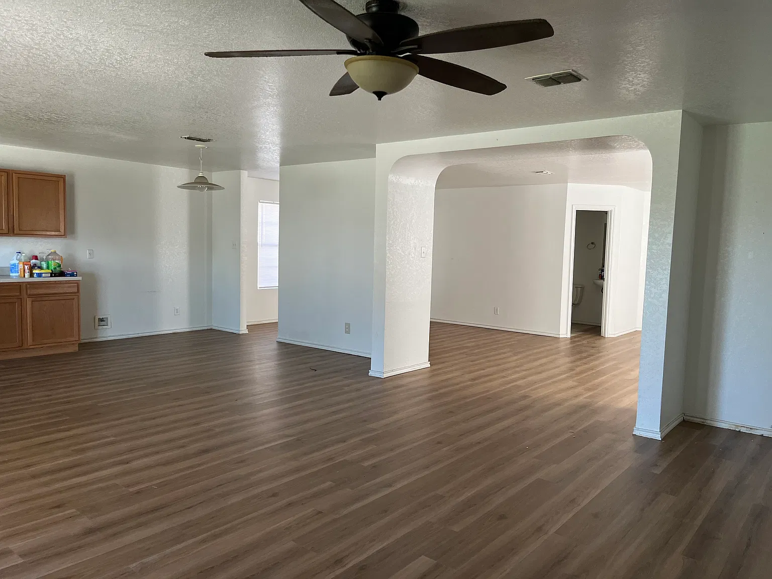 3 bed, 2.5 bath, 3068 sqft, $2,300 — Photo 4