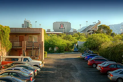 University Arms Apartments — Photo 9