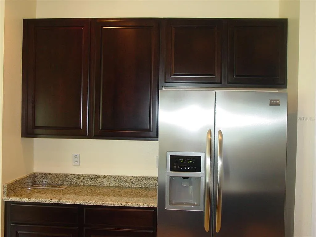 5 bed, 3.5 bath, 2555 sqft, $2,870 — Photo 4