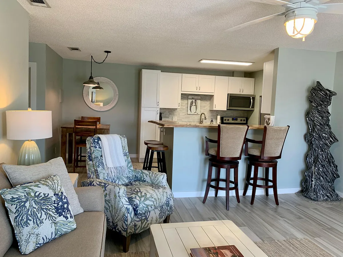 Building Photo - 2100 W Beach Dr #204