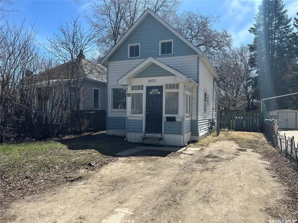 607 28th STREET W, Saskatoon, SK S7L 0L2