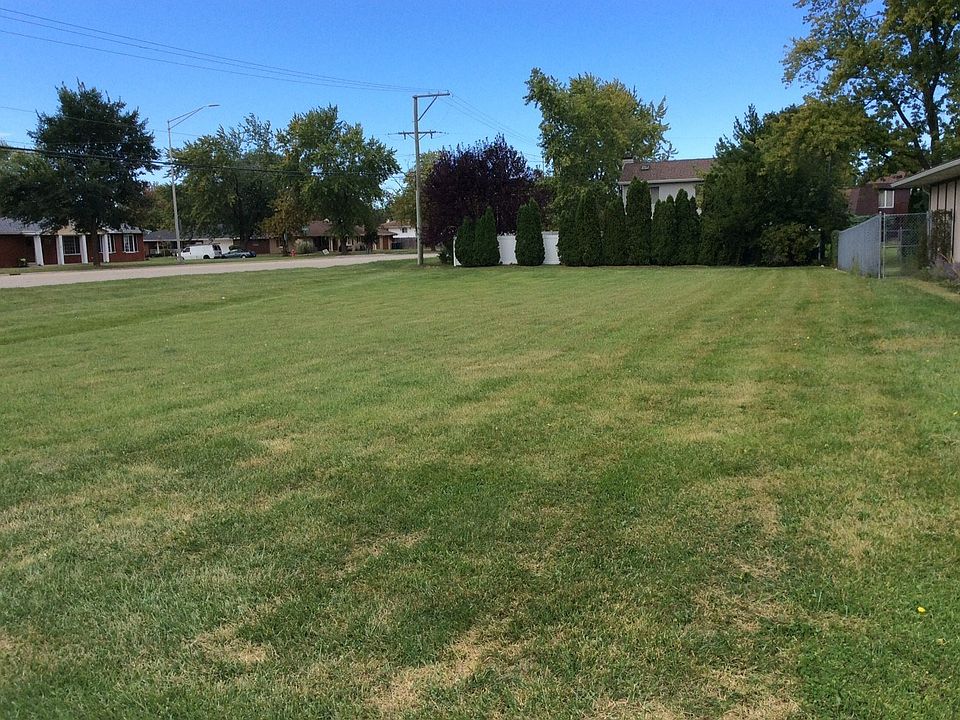 Lot has 2-3 ft extra width on Black Rd. frontage