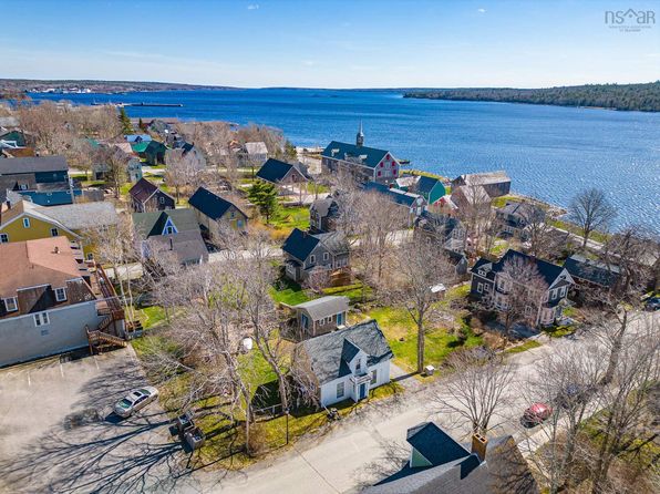 15 John St, Shelburne, NS B0T 1W0